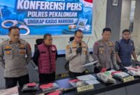 Polres Pekalongan menggelar konferensi pers terkait sejumlah kasus menonjol di mana salah satunya mengenai perkembangan terbaru dari kasus kematian Daniel Faza (21) yang ditemukan dalam kondisi bersimbah darah oleh kakak kandungnya di rumah yang berlokasi di Jalan Raya Kebonsari Karangdadap, Kamis (9/7/26).