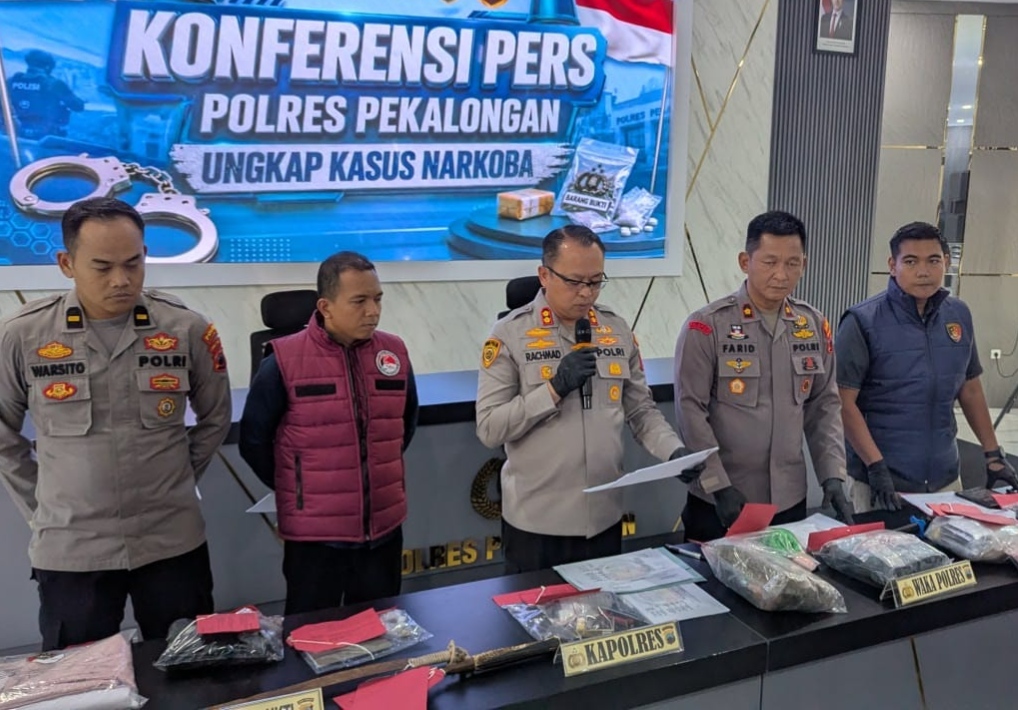Polres Pekalongan menggelar konferensi pers terkait sejumlah kasus menonjol di mana salah satunya mengenai perkembangan terbaru dari kasus kematian Daniel Faza (21) yang ditemukan dalam kondisi bersimbah darah oleh kakak kandungnya di rumah yang berlokasi di Jalan Raya Kebonsari Karangdadap, Kamis (9/7/26).