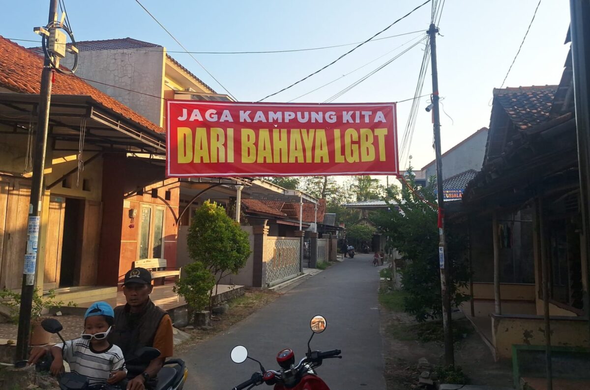 Sepanduk kecaman dan ancaman bermunculan di sejumlah titik di Desa Purwoharjo, Comal, Pemalang, Kamis (9/7/26).