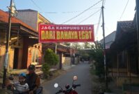 Sepanduk kecaman dan ancaman bermunculan di sejumlah titik di Desa Purwoharjo, Comal, Pemalang, Kamis (9/7/26).