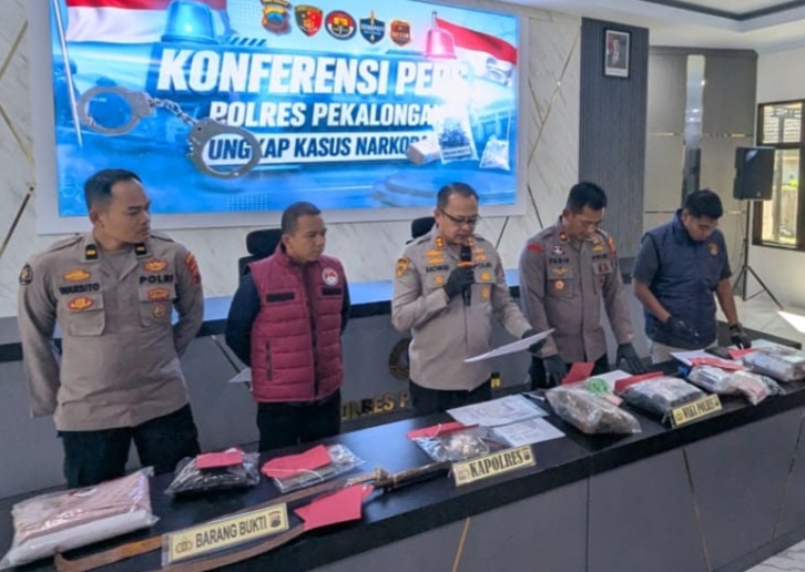 Polres Pekalongan menggelar konferensi pers terkait ungkap kasus menonjol dalam tiga bulan terakhir termasuk perkembangan terbaru dari kematian Daniel Faza (21) yang ditemukan bersimbah darah di rumahnya, Kamis (9/7/26).