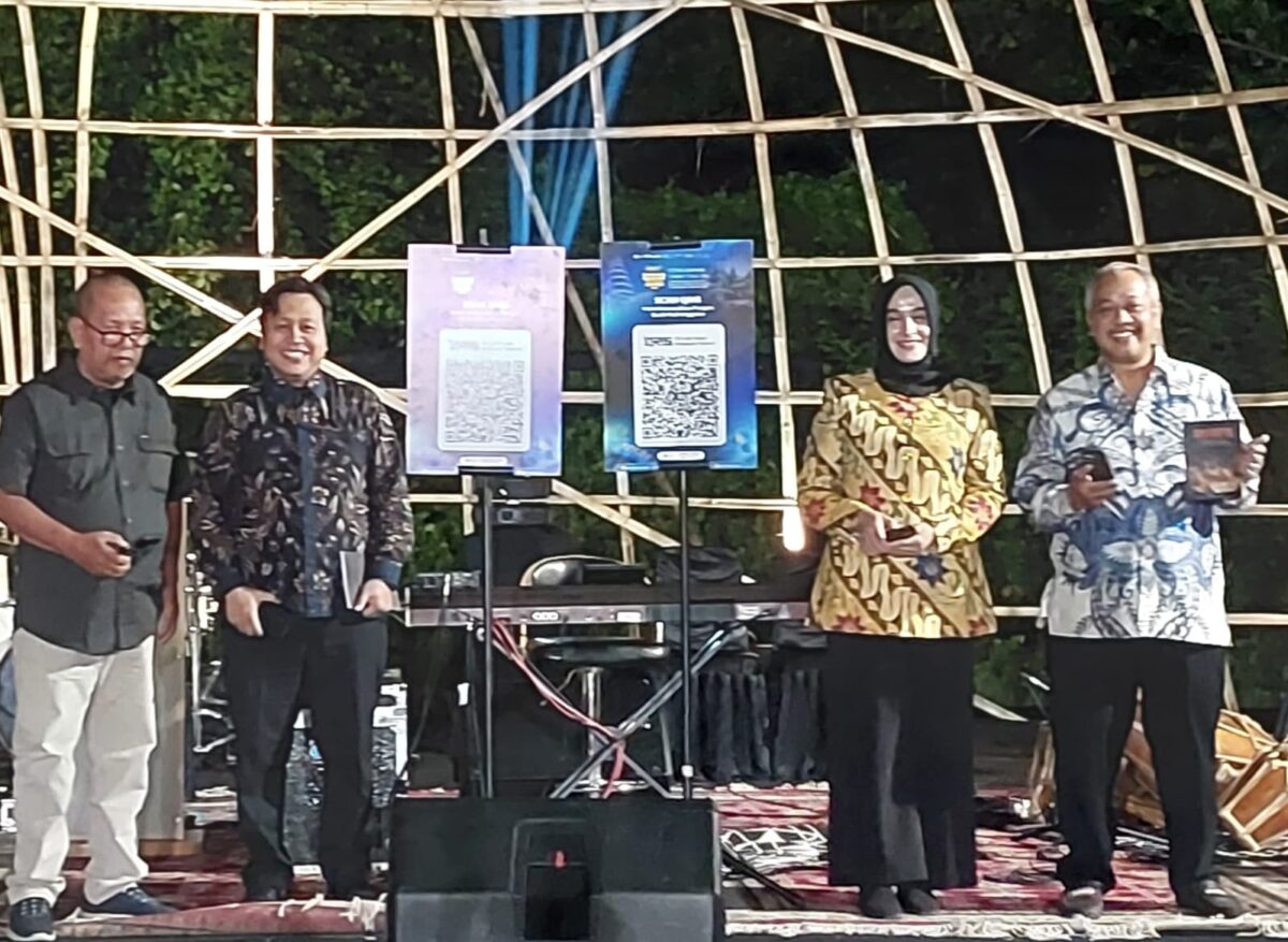 Pembukaan Festival Bubur Suro oleh Wakil Walikota Pekalongan Balqis Diab bersama Deputi Kepala Perwakilan BI Tegal Seno Indarso dibarengi dengan penyerahan buku dan scan wakaf, Jumat (10/7/26).