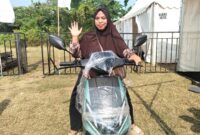 Hamidah (43) warga Kelurahan Krapyak memenangkan undian hadiah utama satu unit sepeda listrik di acara jalan sehat Festival Bubur Suro Syafaat 2026.