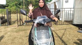 Hamidah (43) warga Kelurahan Krapyak memenangkan undian hadiah utama satu unit sepeda listrik di acara jalan sehat Festival Bubur Suro Syafaat 2026.