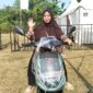 Hamidah (43) warga Kelurahan Krapyak memenangkan undian hadiah utama satu unit sepeda listrik di acara jalan sehat Festival Bubur Suro Syafaat 2026.
