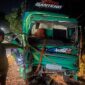 Petugas memperlihatkan truk yang mengalami kecelakaan di jalur lingkar Gringsing, Sabtu (11/7/26) malam. Foto : Istimewa