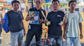 Hobi selama 10 tahun mengantar Edi Budiarso (dua dari kanan) menaklukkan persaingan ketat dalam ajang Kicau Mania Syafaat Festival Bubur Suro 2026 hasil kolaborasi dengan Bank Indonesia Tegal, Minggu (12/7/26).