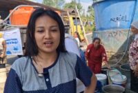 Setiap musim kemarau Plenong (28) dan warga lainnya selalu membeli air tangki karena sumur tak bisa dibuat dan jaringan air bersih sudah lama tidak berfungsi, Minggu (12/7/26).