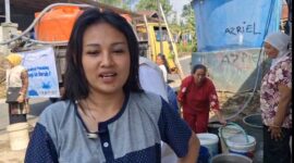 Setiap musim kemarau Plenong (28) dan warga lainnya selalu membeli air tangki karena sumur tak bisa dibuat dan jaringan air bersih sudah lama tidak berfungsi, Minggu (12/7/26).