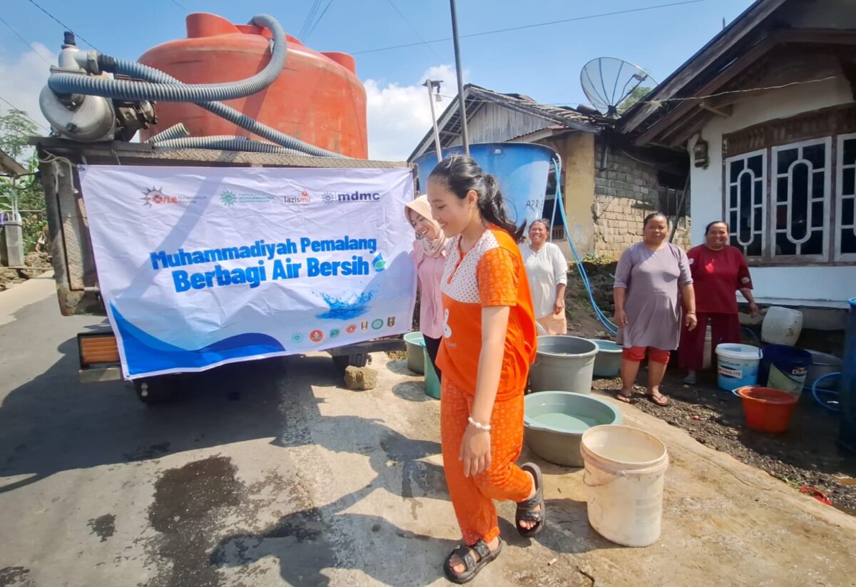 Warga mengantre dropping air bersih dari BPBD Kabupaten Pemalang, Minggu (12/7/26).