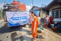 Warga mengantre dropping air bersih dari BPBD Kabupaten Pemalang, Minggu (12/7/26).