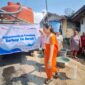 Warga mengantre dropping air bersih dari BPBD Kabupaten Pemalang, Minggu (12/7/26).