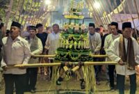 Gunungan Bubur Suro secara simbolis diarak menuju panggung utama festival sebelum dibagikan ke masyarakat atau pengunjung, Minggu (12/7/2026).