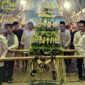 Gunungan Bubur Suro secara simbolis diarak menuju panggung utama festival sebelum dibagikan ke masyarakat atau pengunjung, Minggu (12/7/2026).