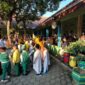 Sejumlah ayah menunggui anaknya di hari pertama masuk sekolah menjadi pemandangan menarik SD Negeri Klego 1, Senin (13/7/26).