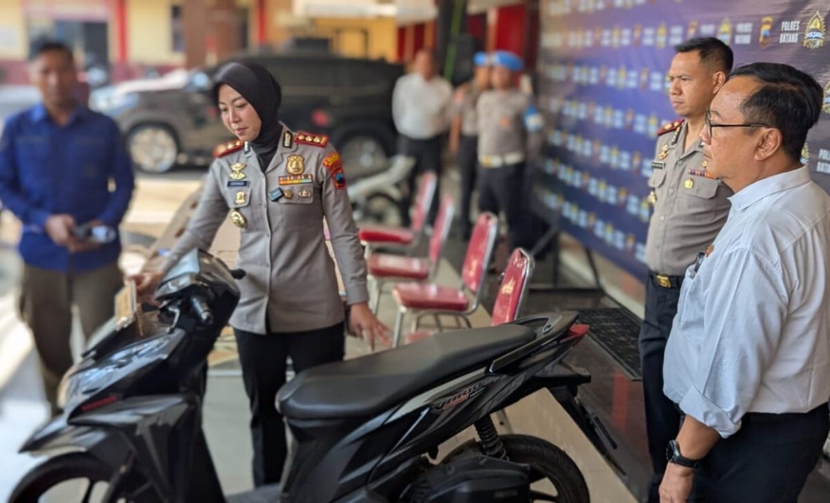 Kapolres Batang AKBP Veronica memperlihatkan barang bukti kendaraan hasil curian, Senin (13/7/26).