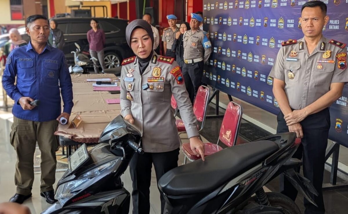 Kapolres Batang AKBP Veronica memperlihatkan barang bukti kendaraan usai pers rilis di Mapolres, Senin (13/7/26).