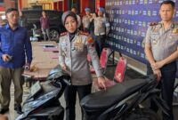Kapolres Batang AKBP Veronica memperlihatkan barang bukti kendaraan usai pers rilis di Mapolres, Senin (13/7/26).