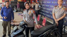 Kapolres Batang AKBP Veronica memperlihatkan barang bukti kendaraan usai pers rilis di Mapolres, Senin (13/7/26).