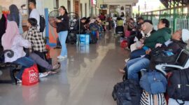 Suasana Stasiun Pekalongan yang dipenuhi penumpang yang menunggu keberangkatan kereta api, Senin (13/7/26).
