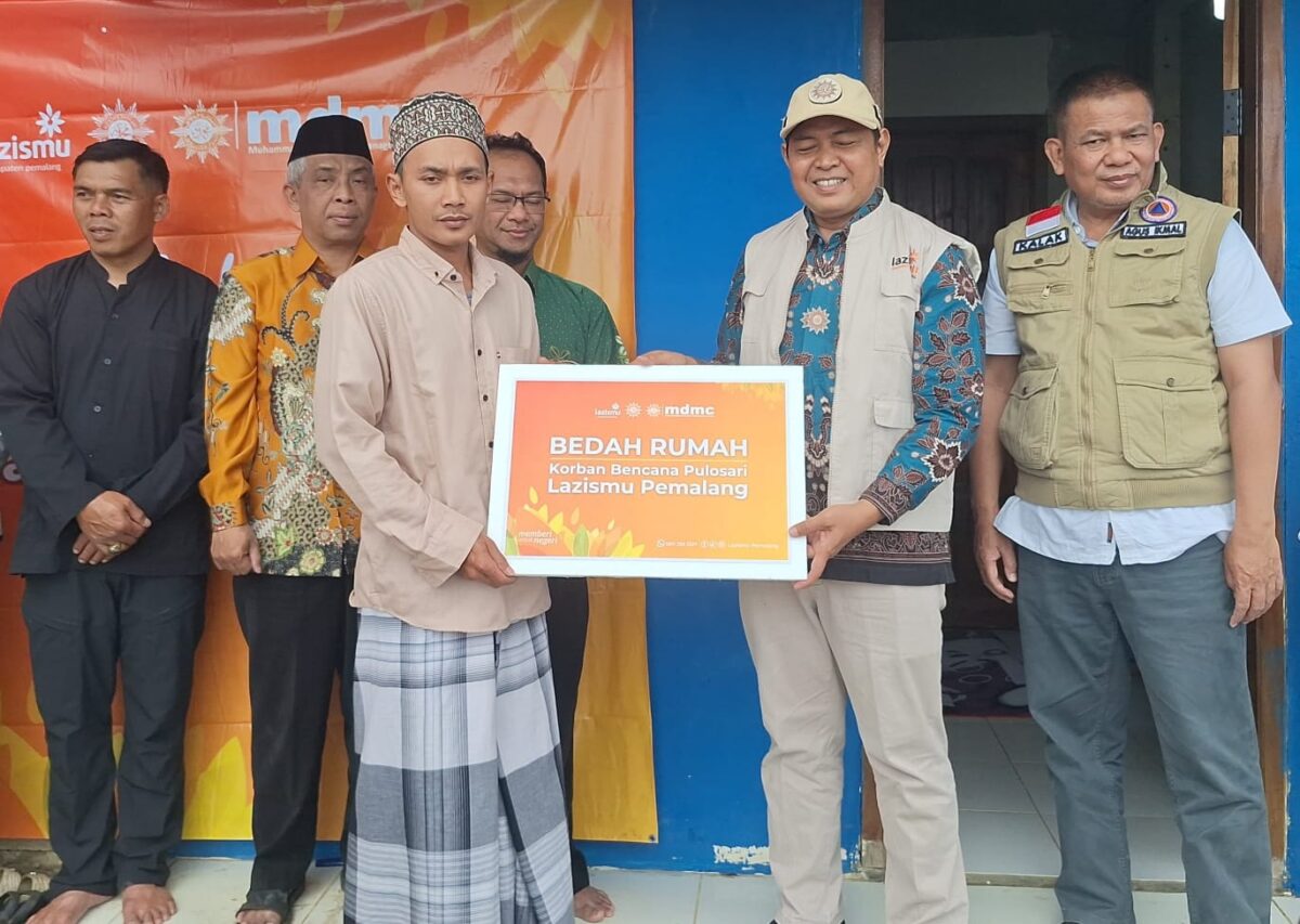 Penyerahan bantuan bantuan LAZISMU Pemalang yang digalang PDM Muhammadiyah kepada korban banjir di Desa Panakir, Selasa (14/7/26). Foto : Istimewa