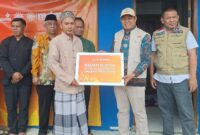 Penyerahan bantuan bantuan LAZISMU Pemalang yang digalang PDM Muhammadiyah kepada korban banjir di Desa Panakir, Selasa (14/7/26). Foto : Istimewa