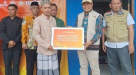 Penyerahan bantuan bantuan LAZISMU Pemalang yang digalang PDM Muhammadiyah kepada korban banjir di Desa Panakir, Selasa (14/7/26). Foto : Istimewa
