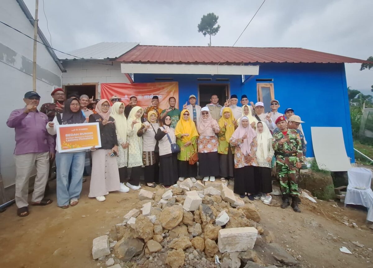Bantuan yang digalang PDM Muhammadiyah diserahkan kepada korban bencana banjir di Desa Panakir, Selasa (14/7/26).