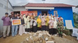 Bantuan yang digalang PDM Muhammadiyah diserahkan kepada korban bencana banjir di Desa Panakir, Selasa (14/7/26).