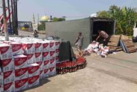 Truk boks muatan bir terguling di jalur Pantura Ulujami sejak subuh dengan ribuan botol minuman beralkohol tersebut berhamburan di lokasi kejadian,  Selasa (14/7/26) pagi. Foto : Istimewa