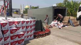 Truk boks muatan bir terguling di jalur Pantura Ulujami sejak subuh dengan ribuan botol minuman beralkohol tersebut berhamburan di lokasi kejadian,  Selasa (14/7/26) pagi. Foto : Istimewa