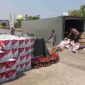 Truk boks muatan bir terguling di jalur Pantura Ulujami sejak subuh dengan ribuan botol minuman beralkohol tersebut berhamburan di lokasi kejadian,  Selasa (14/7/26) pagi. Foto : Istimewa