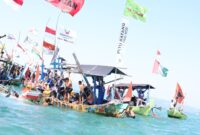 Prosesi sedekah laut nelayan Kedungsegog dengan melarung sesaji di laut Jawa, Selasa (14/7/26). Foto : Istimewa