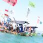 Prosesi sedekah laut nelayan Kedungsegog dengan melarung sesaji di laut Jawa, Selasa (14/7/26). Foto : Istimewa