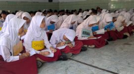 Ratusan peserta didik baru mengikuti MPLS yang menghadirkan beberapa wartawan sebagai pemateri dalam Jurnalis Mengajar dari program PWI Goes to School, Selasa (14/7/26).