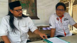 Juru bicara Kantor Hukum BAP Pekalongan, Ahmad Yusuf (kiri) memberikan keterangan pers, Selasa (14/7/26).