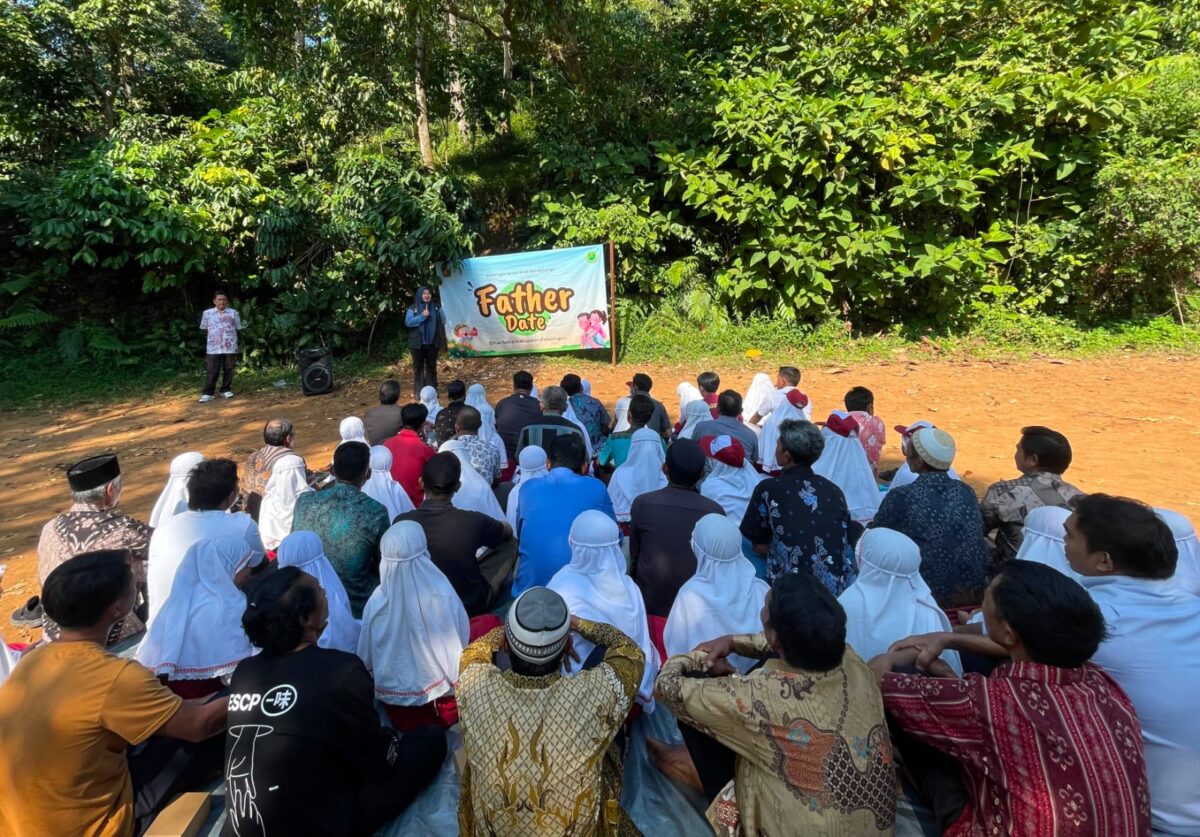 Puluhan siswi SD Brengkolang 1 Kajen bermain dan berpelukan dengan ayah dalam kegiatan Father Date yang digagas Dinas Sosial Kabupaten Pekalongan, Selasa (14/7/26).