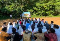 Puluhan siswi SD Brengkolang 1 Kajen bermain dan berpelukan dengan ayah dalam kegiatan Father Date yang digagas Dinas Sosial Kabupaten Pekalongan, Selasa (14/7/26).