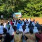 Puluhan siswi SD Brengkolang 1 Kajen bermain dan berpelukan dengan ayah dalam kegiatan Father Date yang digagas Dinas Sosial Kabupaten Pekalongan, Selasa (14/7/26).