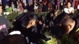 Lokasi bocah tewas tertemper kereta api di penuhi warga yang berkerumun saat petugas kepolisian hendak melakukan evakuasi korban, Selasa (14/7/26). Foto : Istimewa