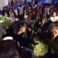 Lokasi bocah tewas tertemper kereta api di penuhi warga yang berkerumun saat petugas kepolisian hendak melakukan evakuasi korban, Selasa (14/7/26). Foto : Istimewa