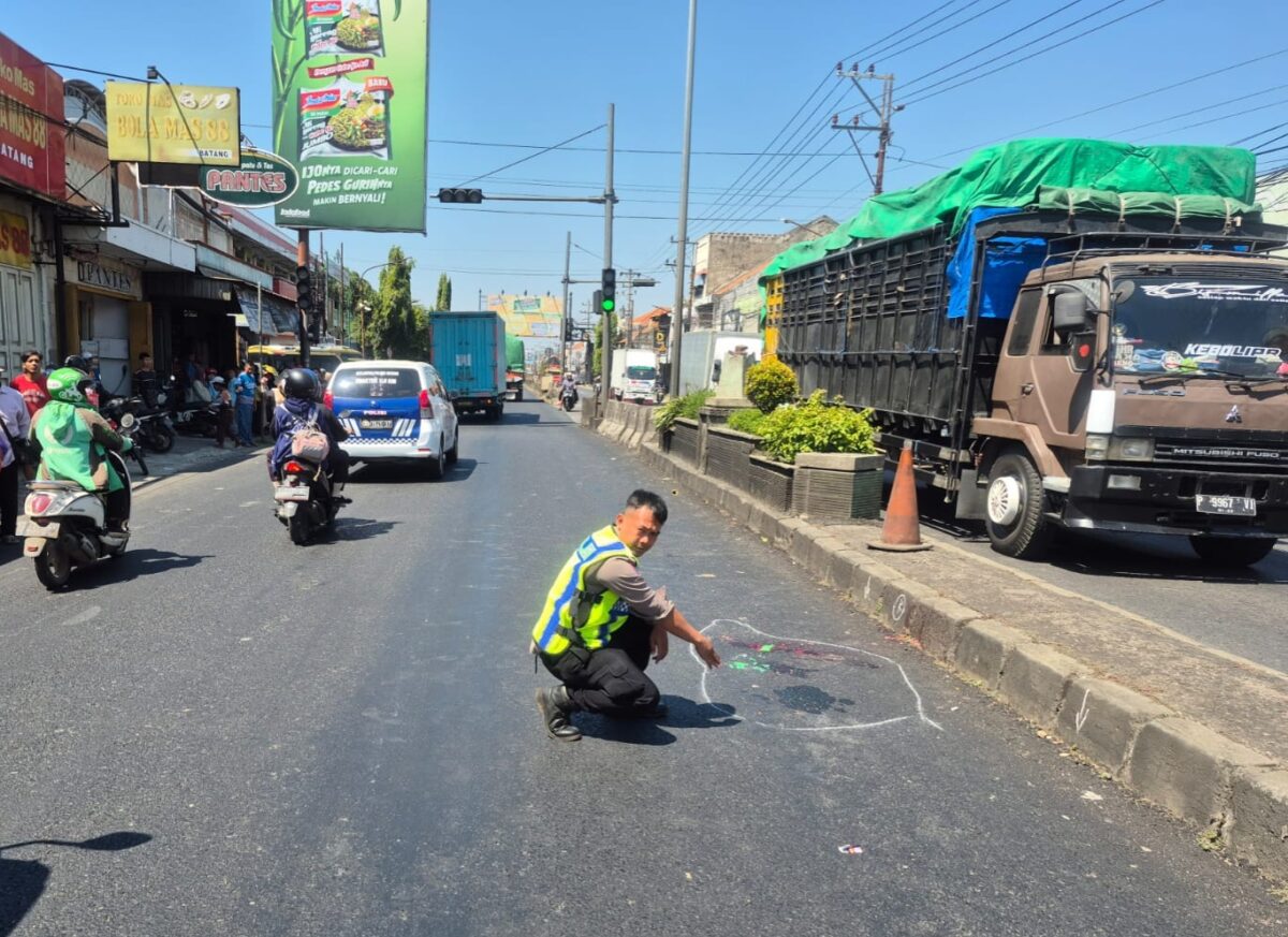 Petugas sedang menunjukkan lokasi korban terlindas truk saat menyeberang jalan di jalur Pantura Batang, Rabu (15/7/26). Foto : Istimewa