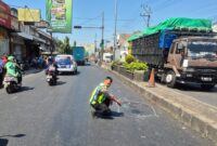 Petugas sedang menunjukkan lokasi korban terlindas truk saat menyeberang jalan di jalur Pantura Batang, Rabu (15/7/26). Foto : Istimewa