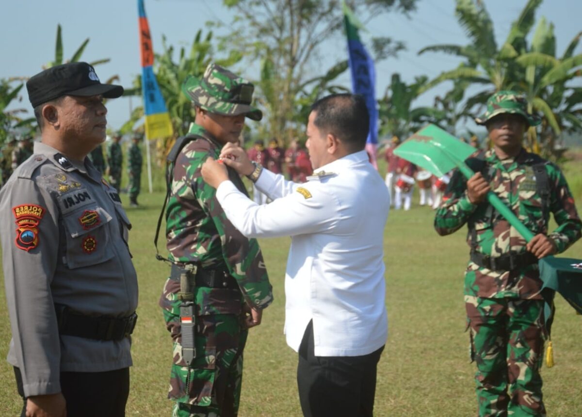 Plt Bupati Pekalongan Sukirman menyematkan tanda TMMD Sengkuyung bisa dimulai, Rabu (15/7/26). Foto : Istimewa