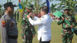 Plt Bupati Pekalongan Sukirman menyematkan tanda TMMD Sengkuyung bisa dimulai, Rabu (15/7/26). Foto : Istimewa