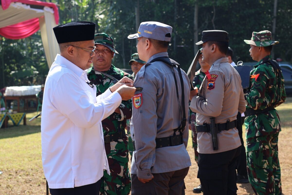 Bupati Batang M Faiz Kurniawan menyematkan pita merah di lengan sebagai tanda TMMD Sengkuyung mulai dilaksanakan, Rabu (15/7/26). Foto : Istimewa