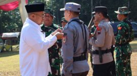 Bupati Batang M Faiz Kurniawan menyematkan pita merah di lengan sebagai tanda TMMD Sengkuyung mulai dilaksanakan, Rabu (15/7/26). Foto : Istimewa