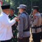 Bupati Batang M Faiz Kurniawan menyematkan pita merah di lengan sebagai tanda TMMD Sengkuyung mulai dilaksanakan, Rabu (15/7/26). Foto : Istimewa