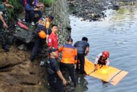 Setelah dilakukan pencarian selama dua hari, dua bocah yang dilaporkan hilang dan tenggelam di saluran irigasi akhirmya ditemukan tim gabungan dalam keadaan meninggal dunia, Kamis (16/7/26). Foto : Istimewa