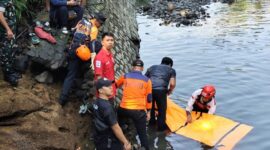 Setelah dilakukan pencarian selama dua hari, dua bocah yang dilaporkan hilang dan tenggelam di saluran irigasi akhirmya ditemukan tim gabungan dalam keadaan meninggal dunia, Kamis (16/7/26). Foto : Istimewa